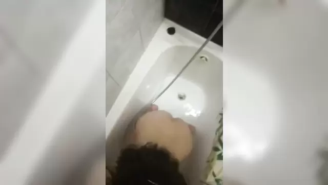 Жена сосет узбеку в ванне