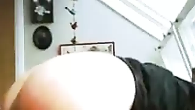 Женщина в черном платье дала раком узбеку