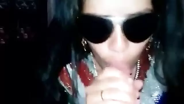 Узбекская шлюха в очках сосет член