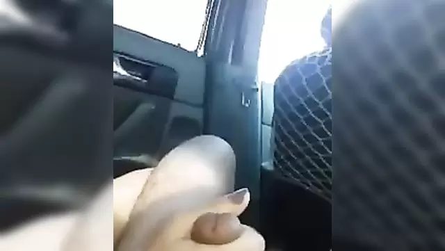 Узбечка сосет и дрочит мужику в машине